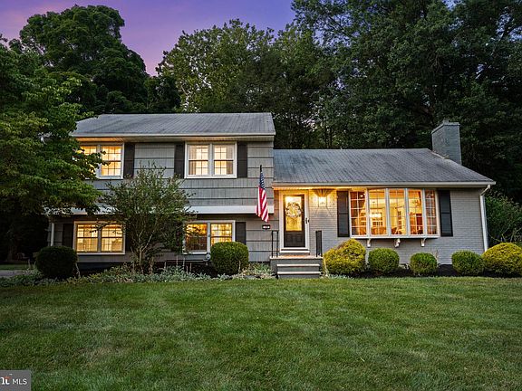 2nd image of 10 Boxwood Ct