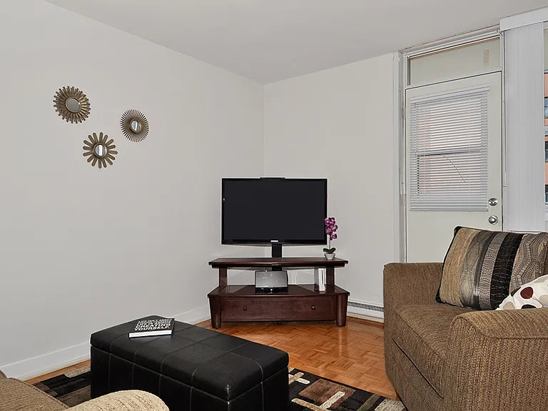 445 Eglinton Ave E — Photo 9