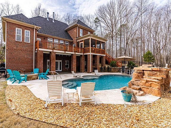 2nd image of 276 Benning Cir