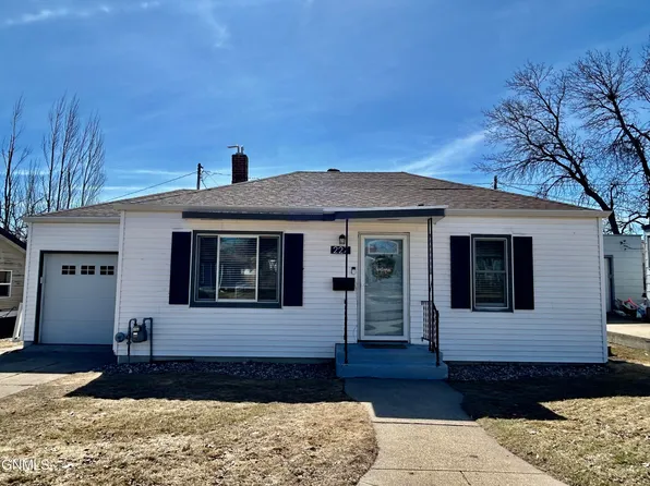 227 8th St NW, Valley City, ND 58072