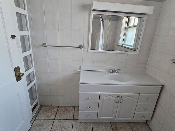 5th image of 5218 Holly Hills Ave Floor 2