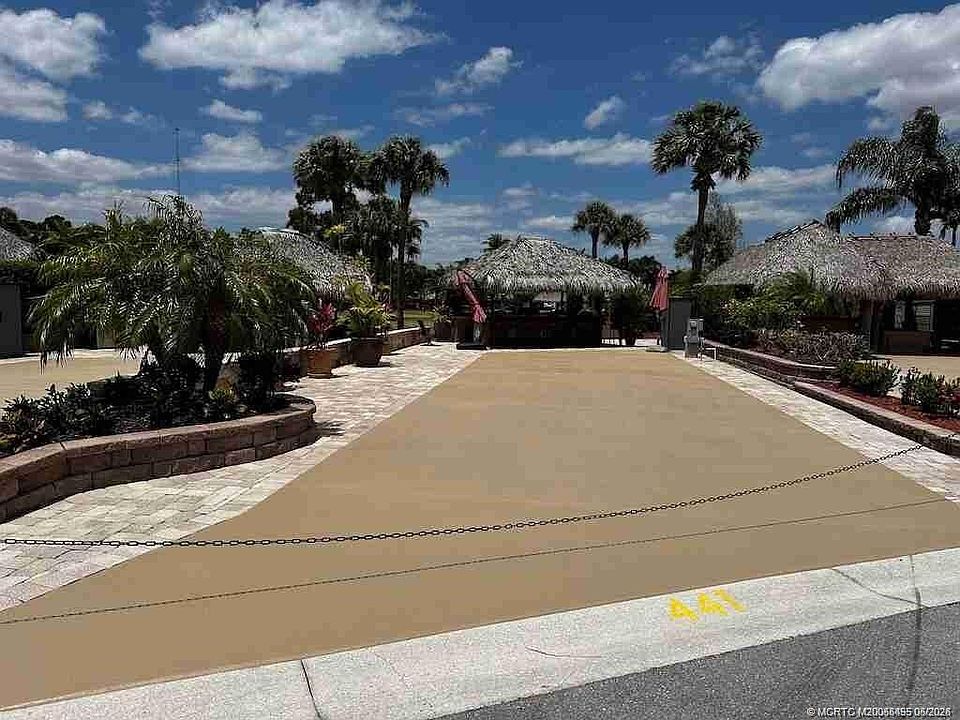 1st image of 441 NW Sandtrap Ln