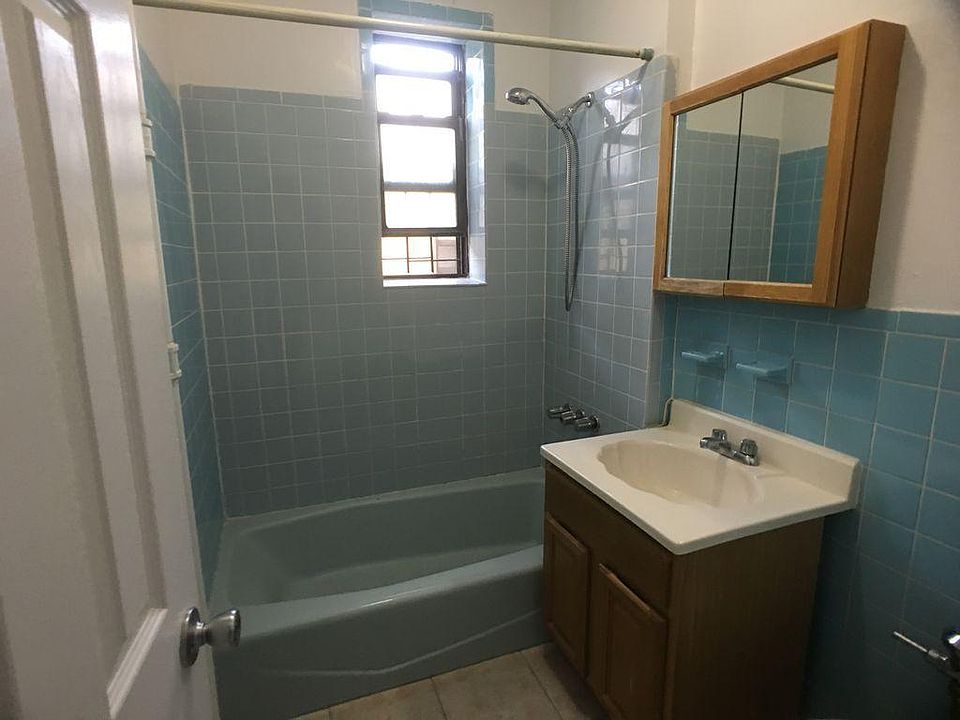 2nd image of 2542 35th St APT 2R