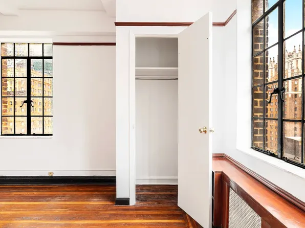 320 East 42nd Street image 4 of 11