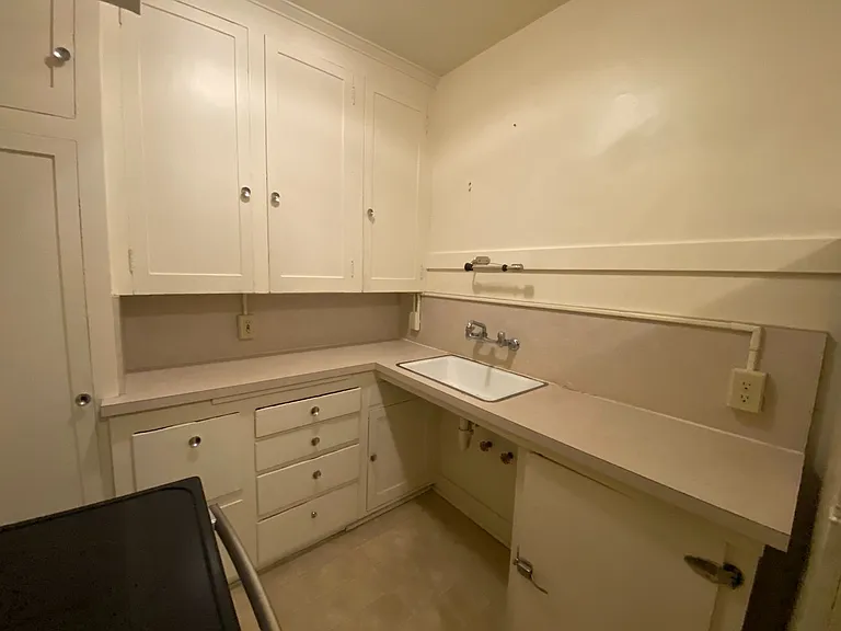 Broadway Crest Apartments — Photo 18