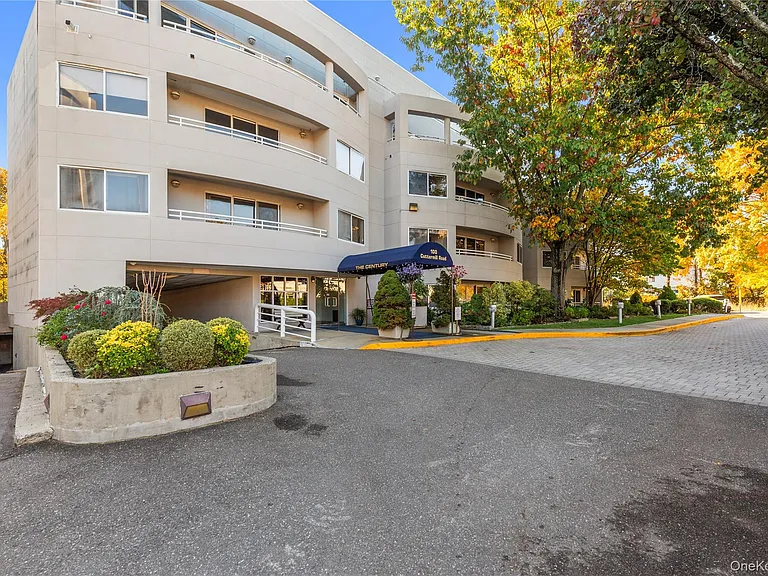 100 Cuttermill Rd #2C — Photo 2