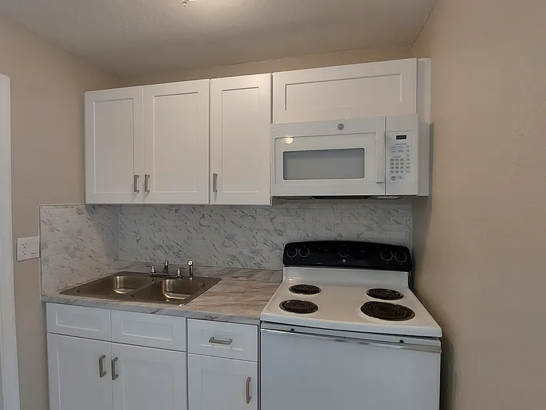 722 W Cleveland Ln — Photo 8