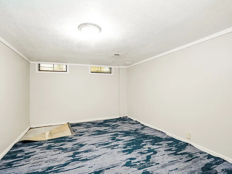 2422 Salem Ave — Photo 16