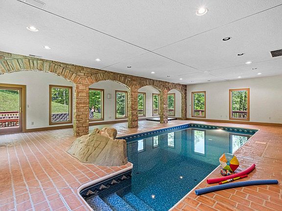 2nd image of 2860 Oakwood Ct