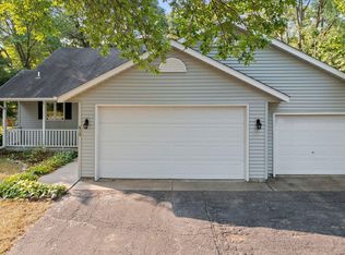 819 Woodridge Dr S, Chaska, MN 55318