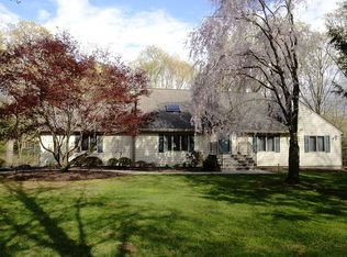 114 University Dr, Lincroft, NJ