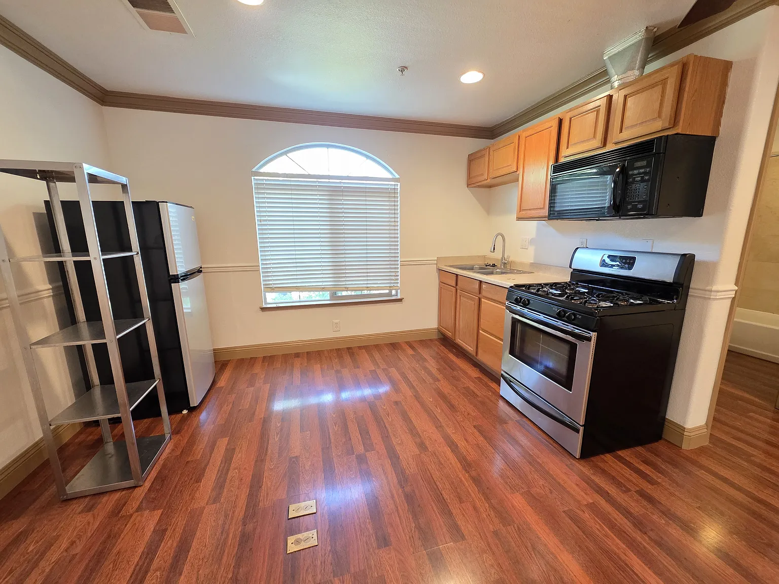 Studio, 600 sqft, $1,795 — Photo 3