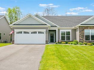 6004 Redfield Dr, Farmington, NY 14425