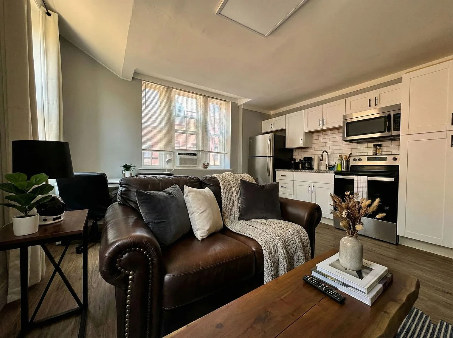 1 bed, 1.0 bath, 742 sqft, $2,800 — Photo 2