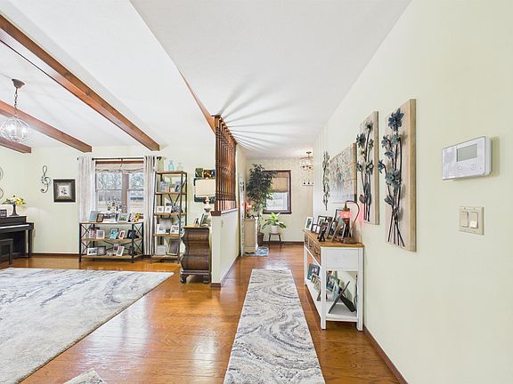 4th image of 594 Woodridge Dr