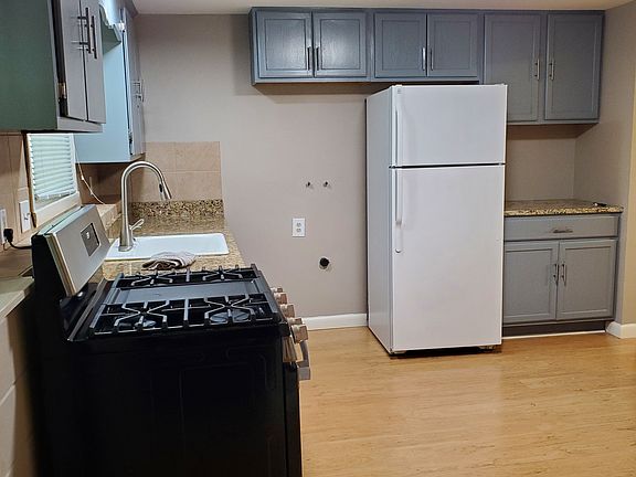 eat-in kitchen