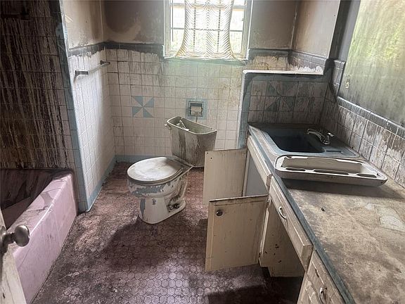 5th image of 2523 NW 44th St