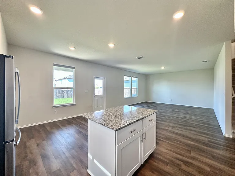 10235 Crossbuck — Photo 11