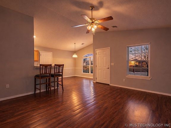 3rd image of 1830 Woodmere Rd