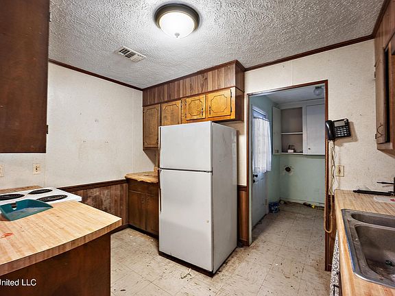 3rd image of 306 N Southland Dr
