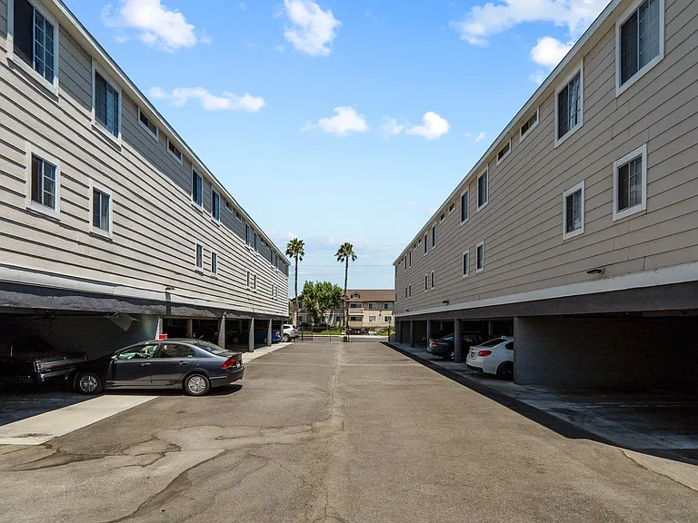 Lake Balboa Townhomes — Photo 4