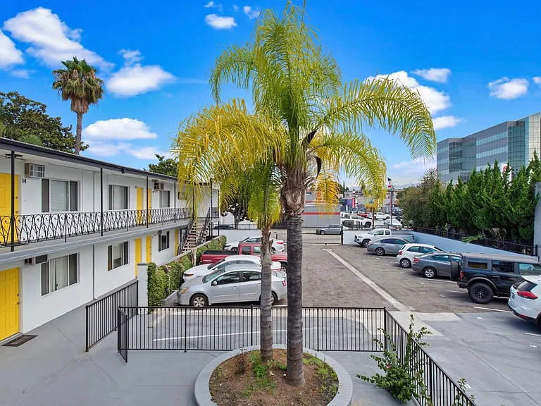 10926 Hortense St — Photo 34