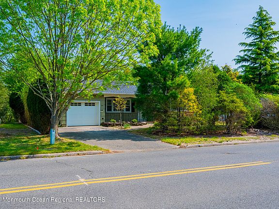 3rd image of 867 Edgebrook Drive N