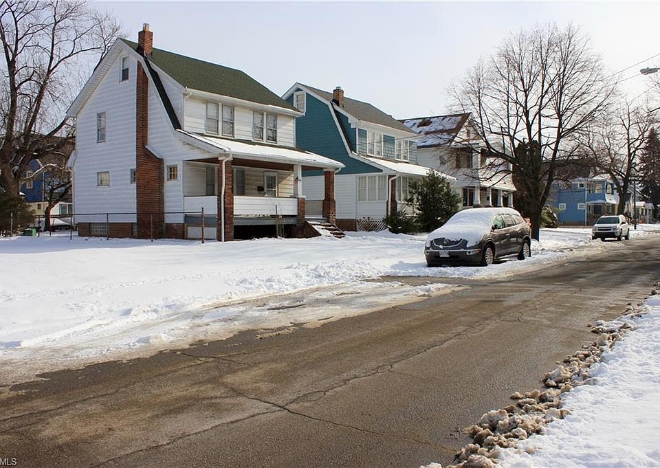 2nd image of 1455 Larchmont Rd