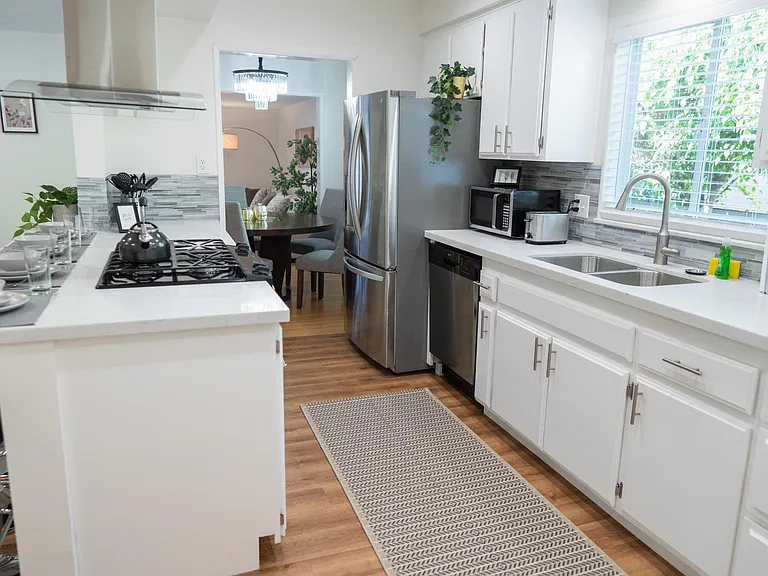 1406 W Roberta Ave — Photo 4