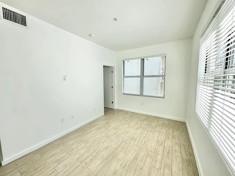 1611 Meridian Ave #305 — Photo 14