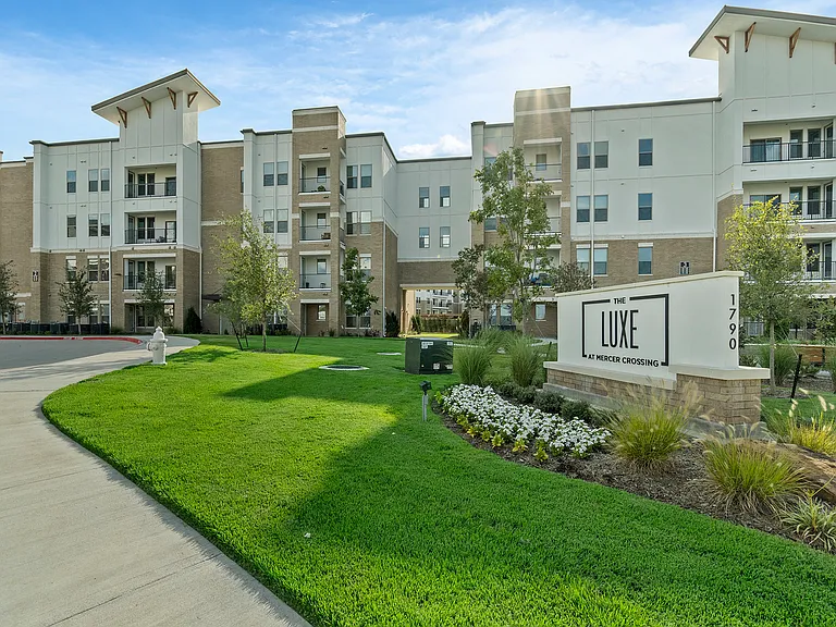 Luxe at Mercer Crossing — Photo 18