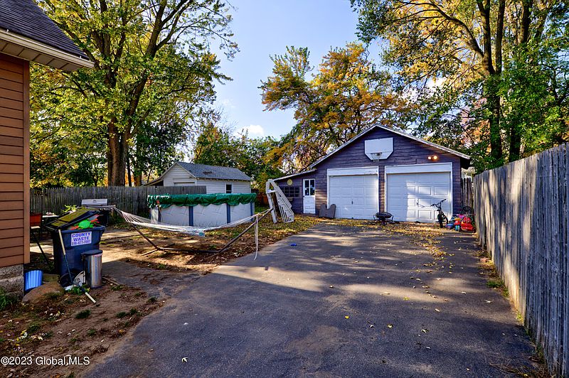 3rd image of 10 Lockrow Boulevard