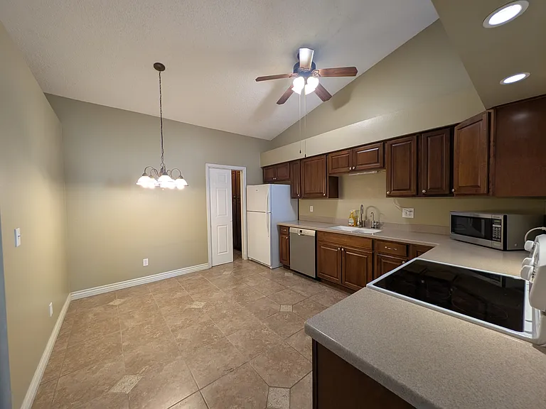 727 S Hartford St #203 — Photo 14