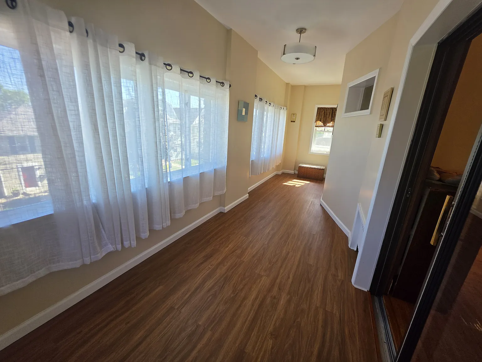 3 bed, 1000 sqft, $3,900 — Photo 3
