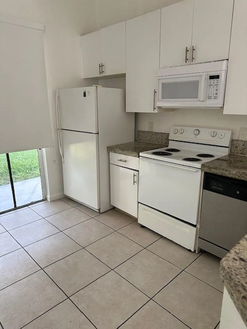 4 bed, 2.0 bath, 1260 sqft, $2,512 — Photo 3