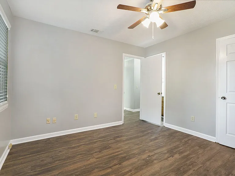 104 Oak Park Ct — Photo 12