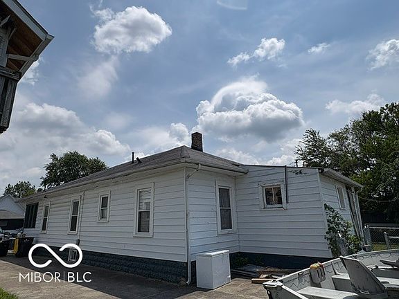 4th image of 1811 Main St