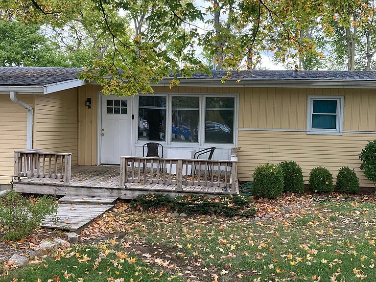 Welcoming front deck