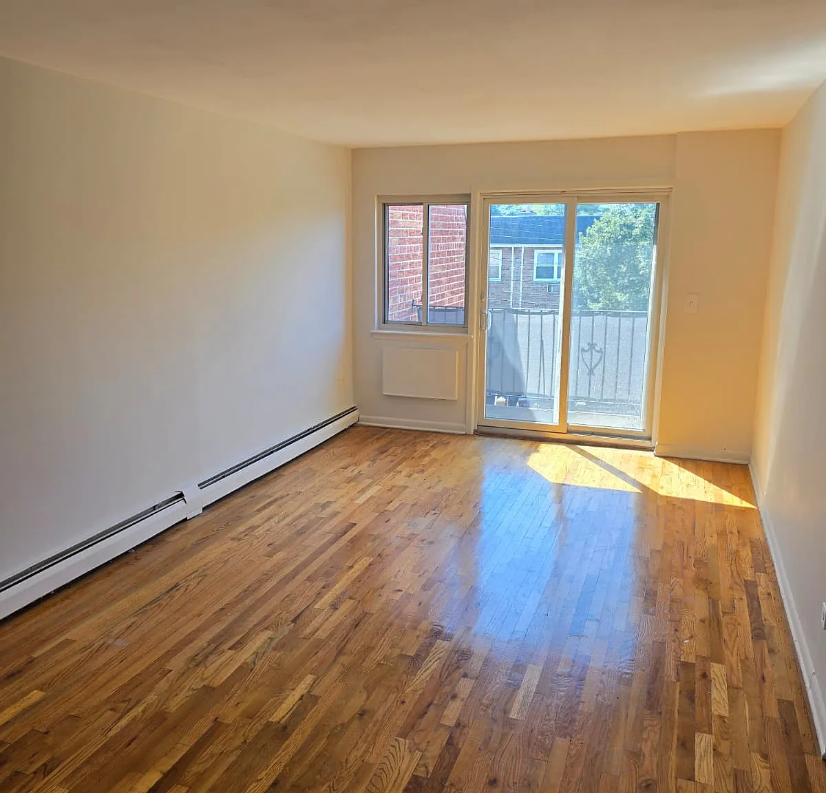 3 bed, 1.5 bath, 1100 sqft, $3,200 — Photo 2