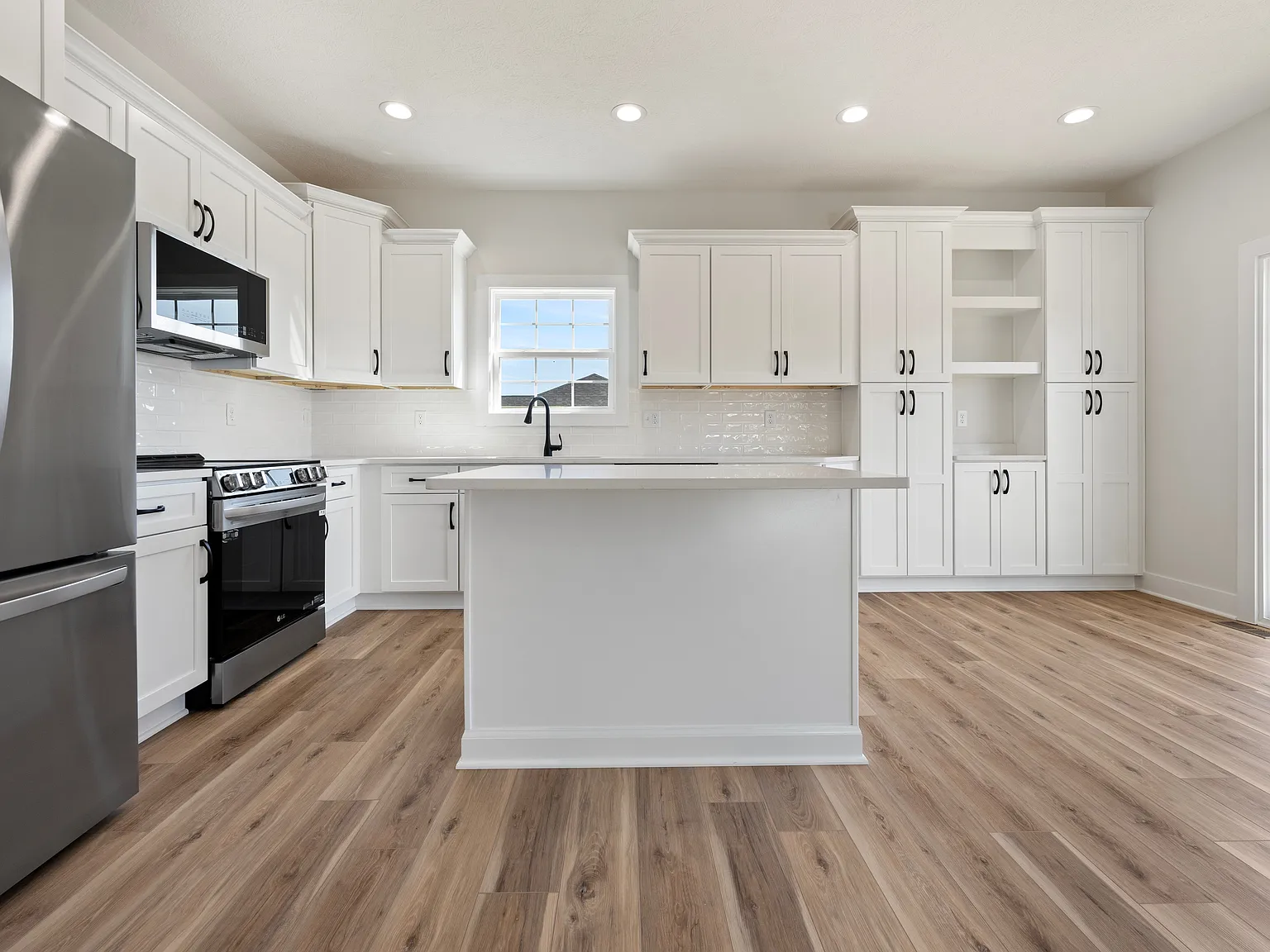 3 bed, 2050 sqft, $2,300 — Photo 2