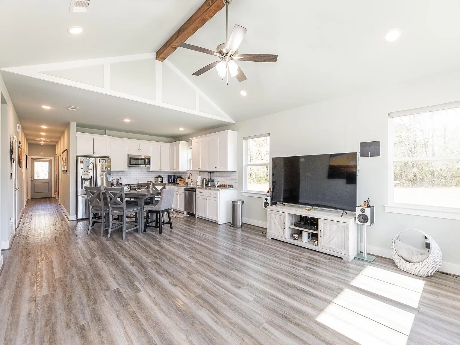3 bed, 2.0 bath, 1415 sqft, $2,075 — Photo 4