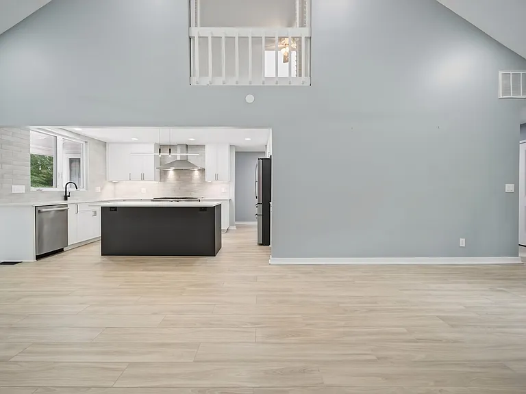 1044 Commodore Dr — Photo 7