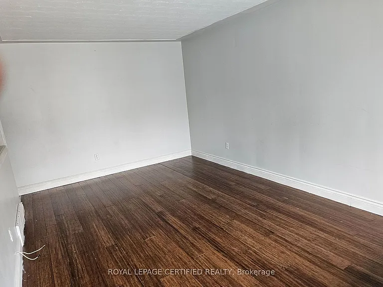 290 Balmoral Ave N — Photo 4