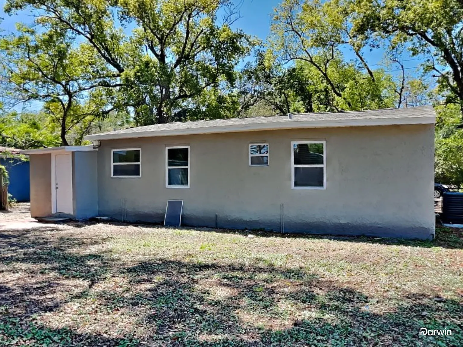 3 bed, 1.0 bath, 1004 sqft, $2,020 — Photo 2
