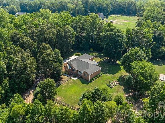 2nd image of 625 Jackson Rd