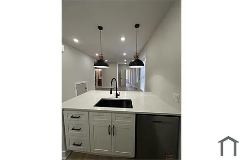 121 W Sharpnack St Photo 1