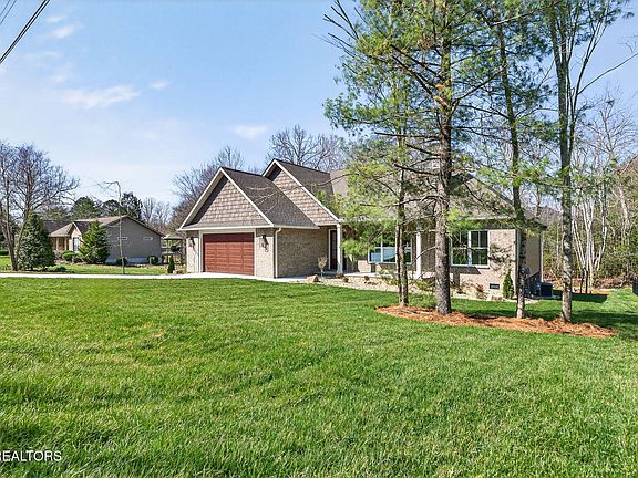 2nd image of 16 Ridgeland Ter