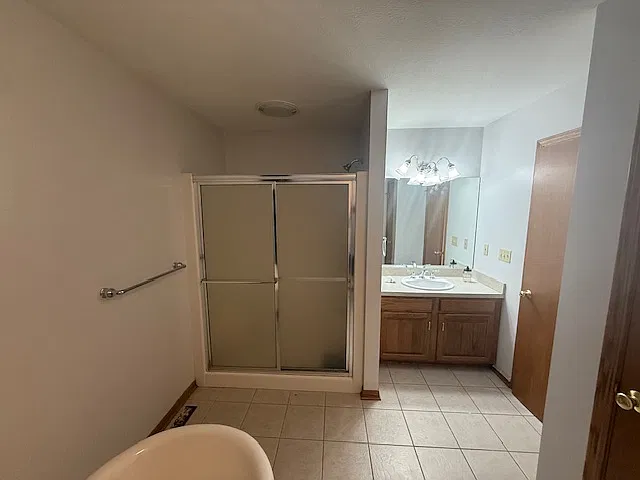 3 bed, 2016 sqft, $2,000 — Photo 2
