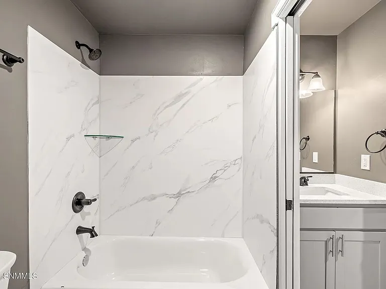 649 N Espina St — Photo 5