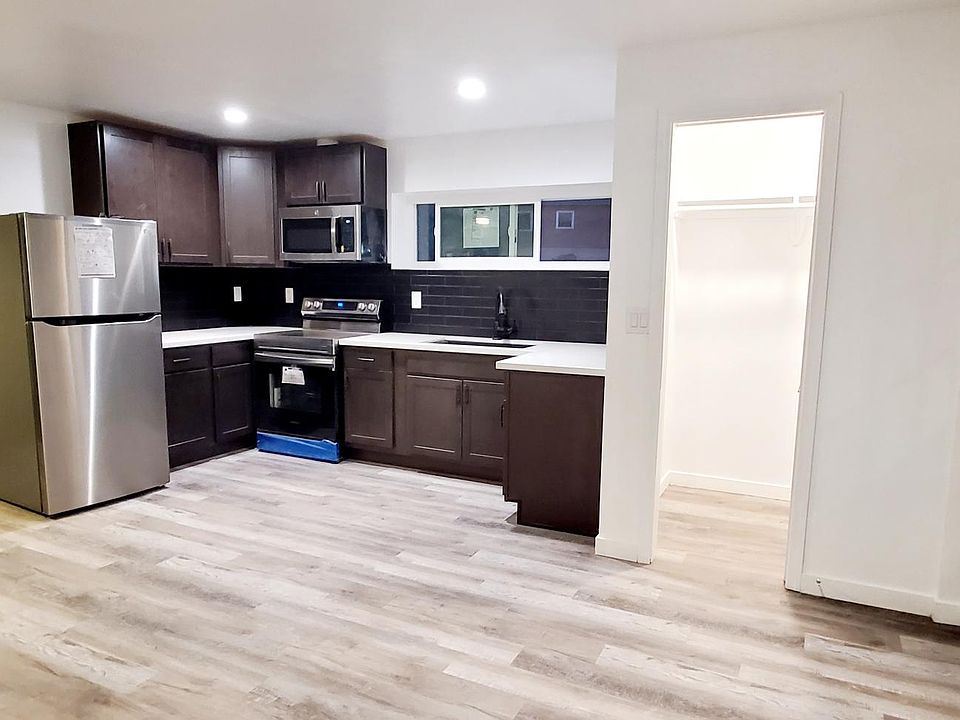 Kitchenette, walk in closet.